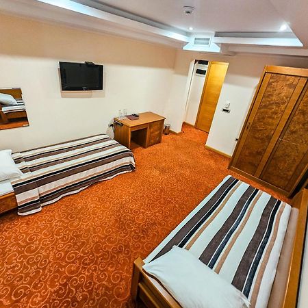 Mali Hotel Bambis Podgorica Exterior foto